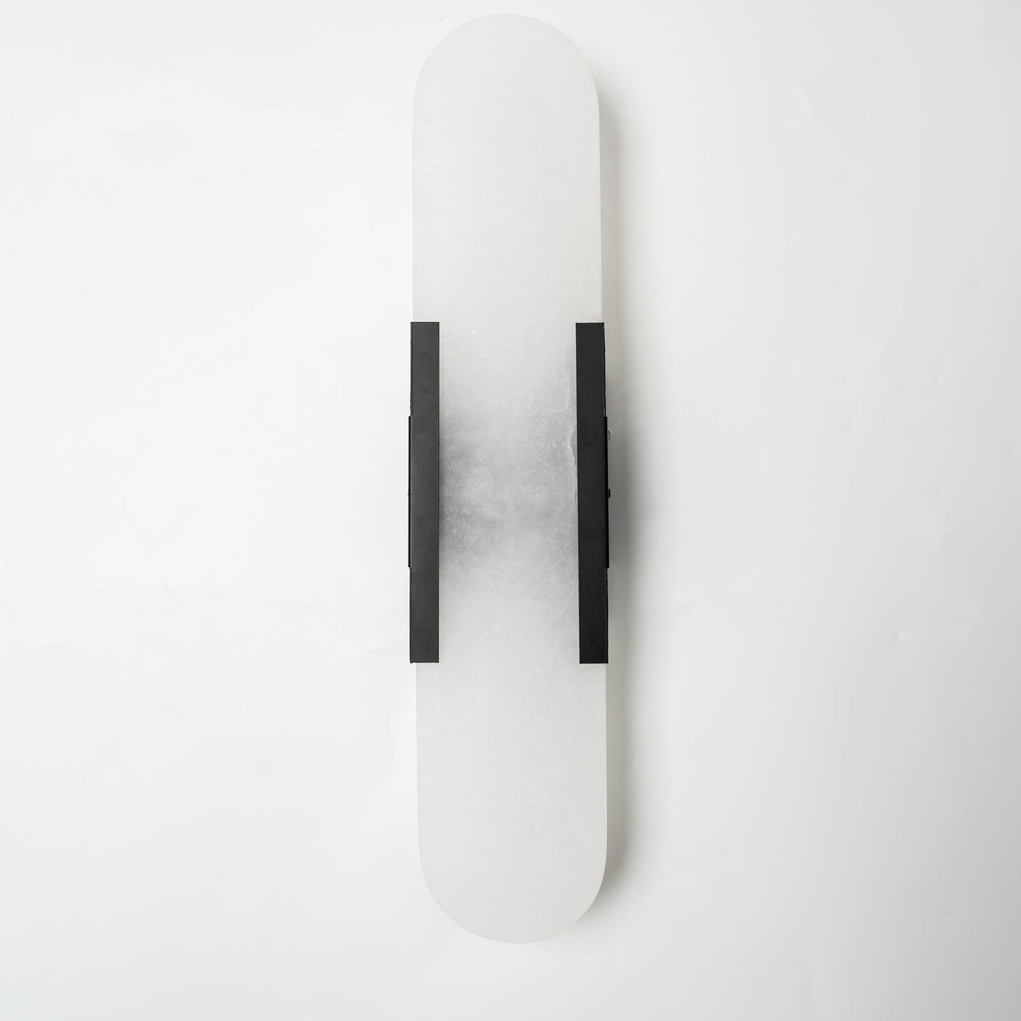 Applique Murale Melange Elongée en Albâtre - Design Élégant avec Détails en Laiton