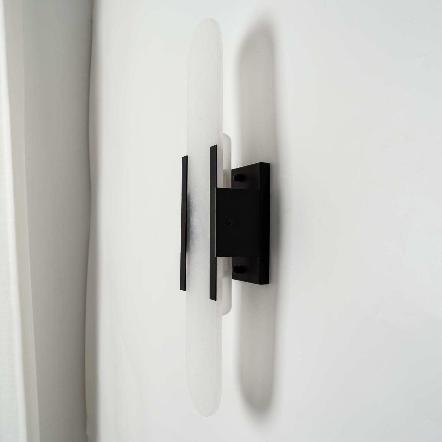 Applique Murale Melange Elongée en Albâtre - Design Élégant avec Détails en Laiton