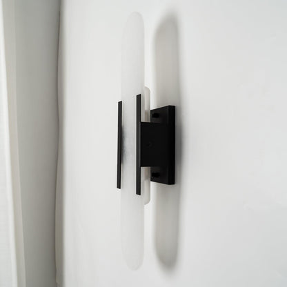 Applique Murale Melange Elongée en Albâtre - Design Élégant avec Détails en Laiton