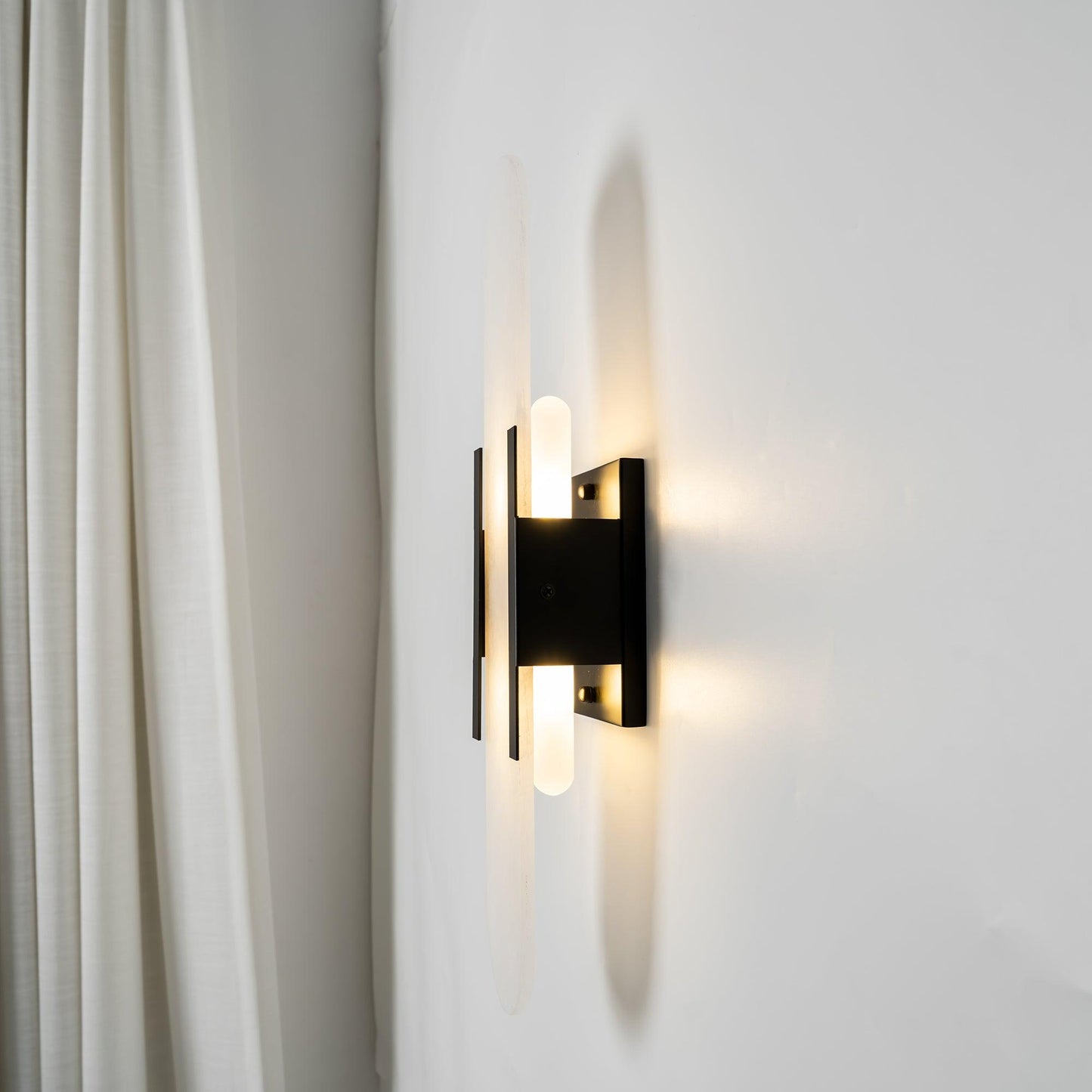 Applique Murale Melange Elongée en Albâtre - Design Élégant avec Détails en Laiton