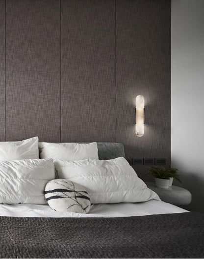 Applique Murale Melange Elongée en Albâtre - Design Élégant avec Détails en Laiton