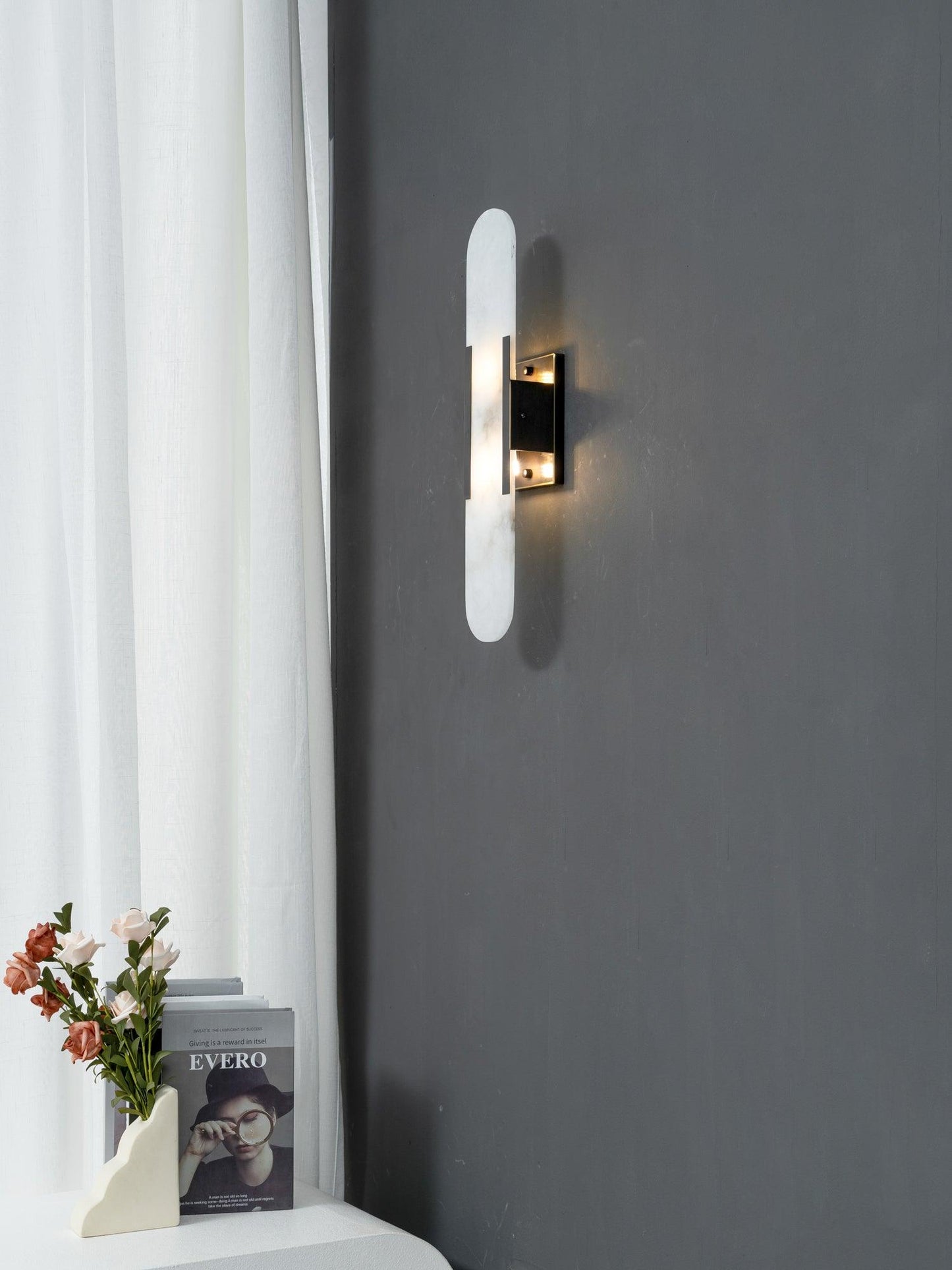 Applique Murale Melange Elongée en Albâtre - Design Élégant avec Détails en Laiton