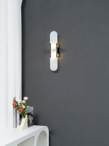 Applique Murale Melange Elongée en Albâtre - Design Élégant avec Détails en Laiton