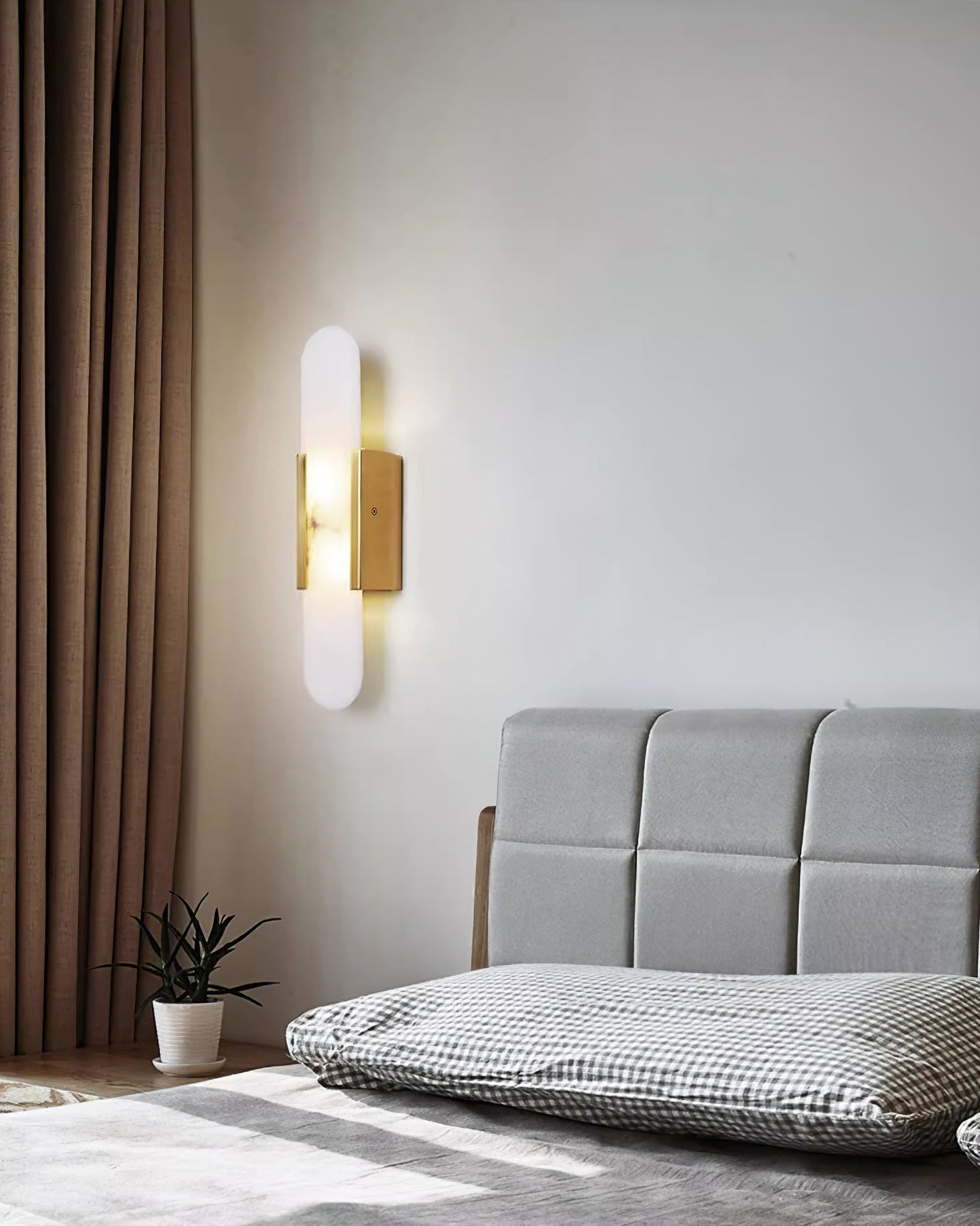 Applique Murale Melange Elongée en Albâtre - Design Élégant avec Détails en Laiton