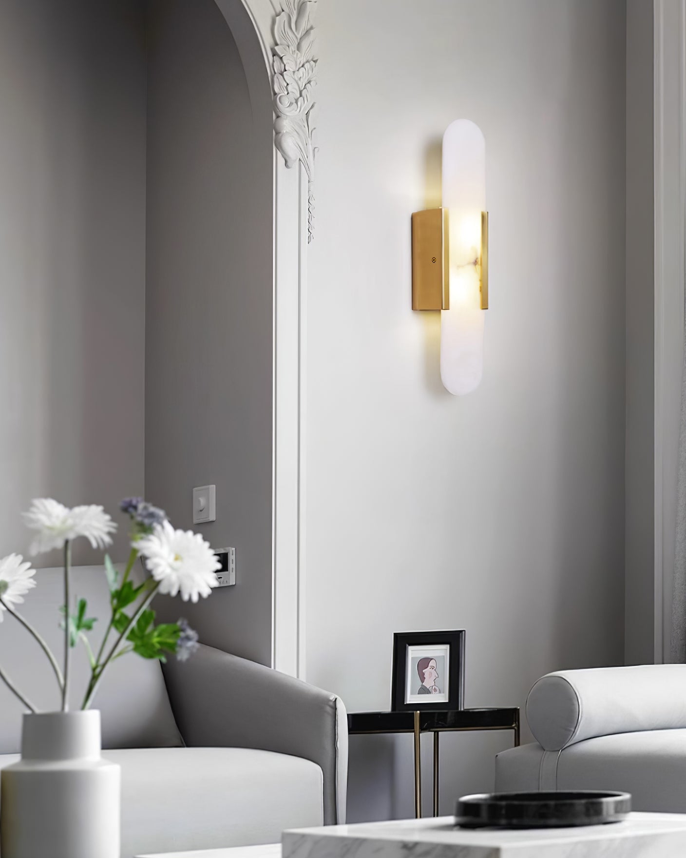 Applique Murale Melange Elongée en Albâtre - Design Élégant avec Détails en Laiton