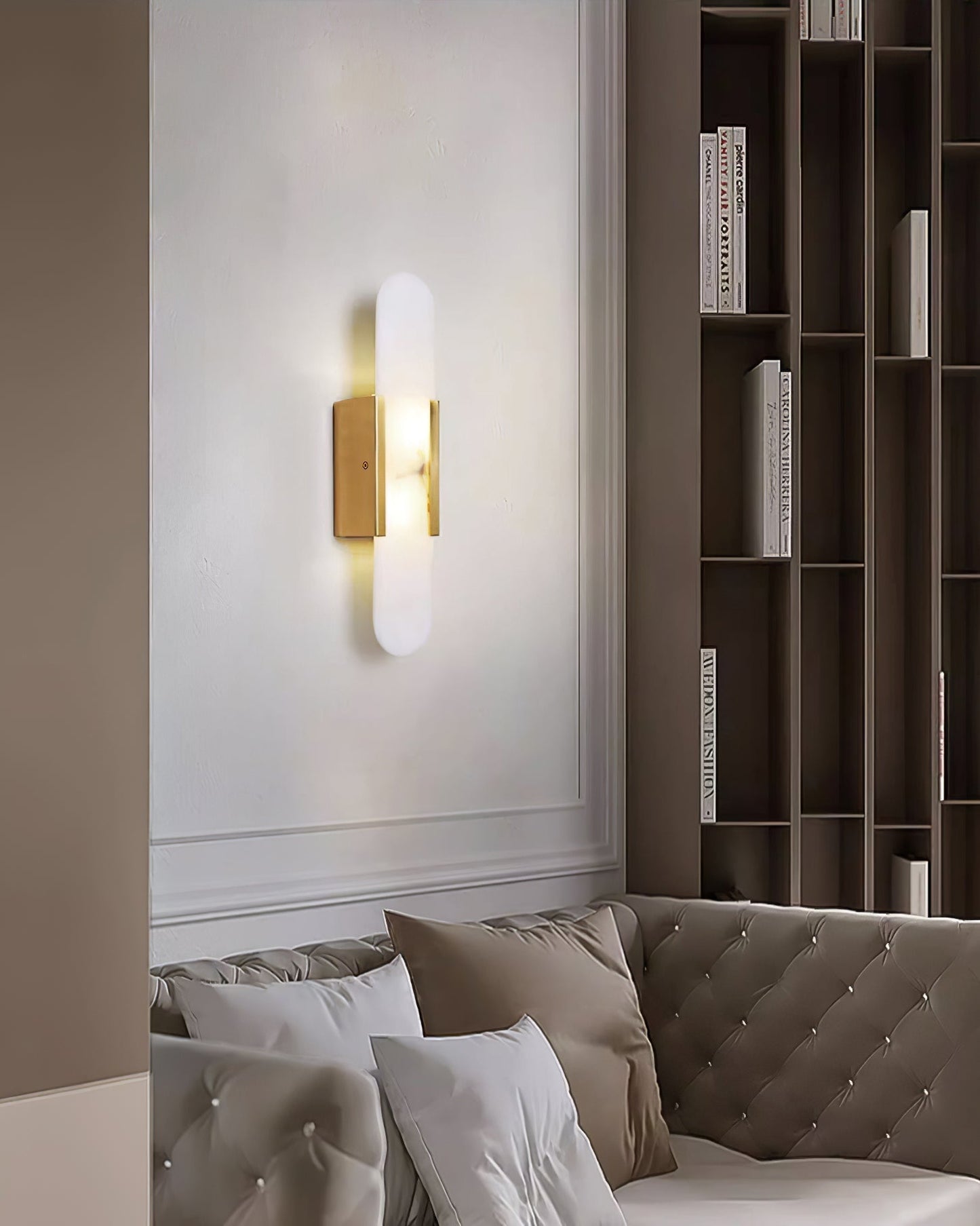 Applique Murale Melange Elongée en Albâtre - Design Élégant avec Détails en Laiton