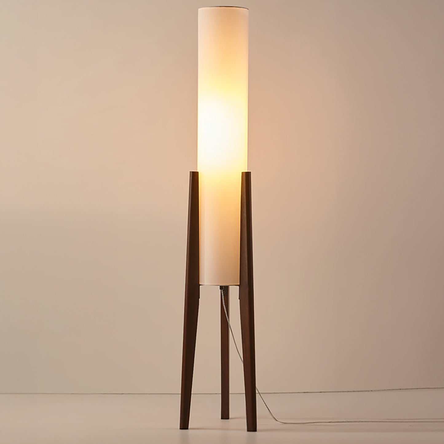 Lampadaire en Noyer – Élégance Nordic Retro avec Abat-jour en Tissu