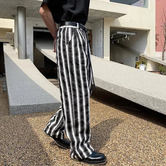 Pantalon gris a rayure blanche