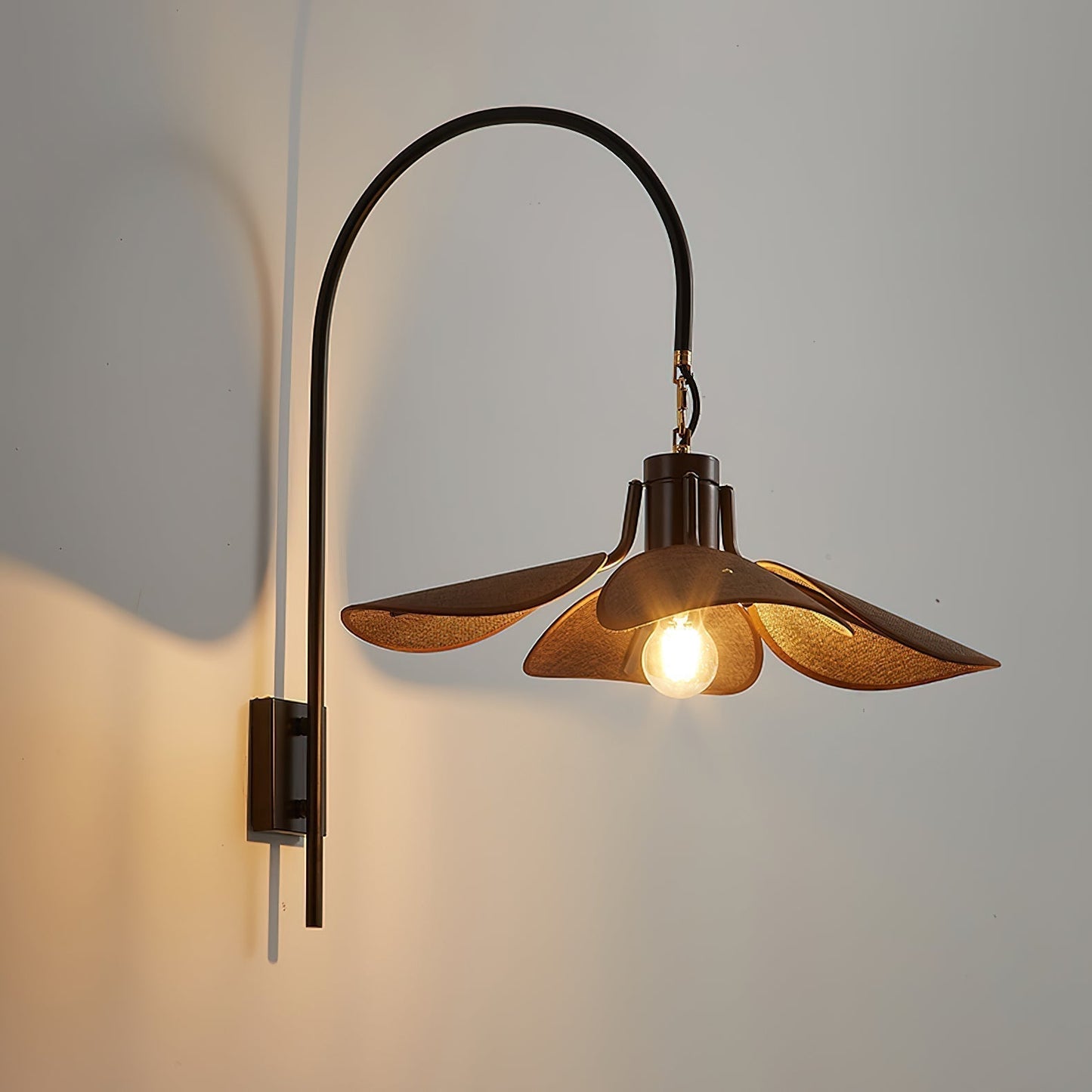 Applique Petal Bloom – Lampe Murale Élégante en Forme de Pétales