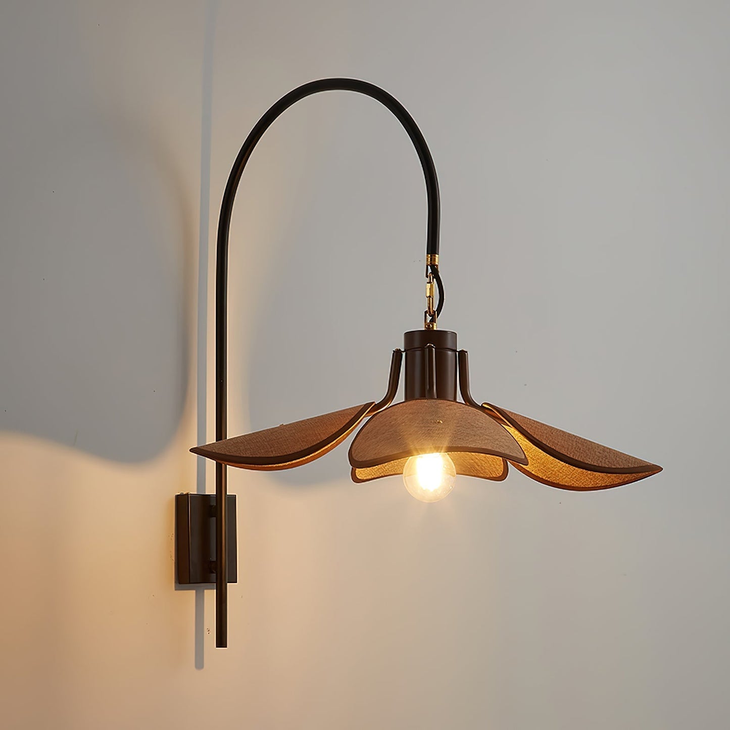 Applique Petal Bloom – Lampe Murale Élégante en Forme de Pétales