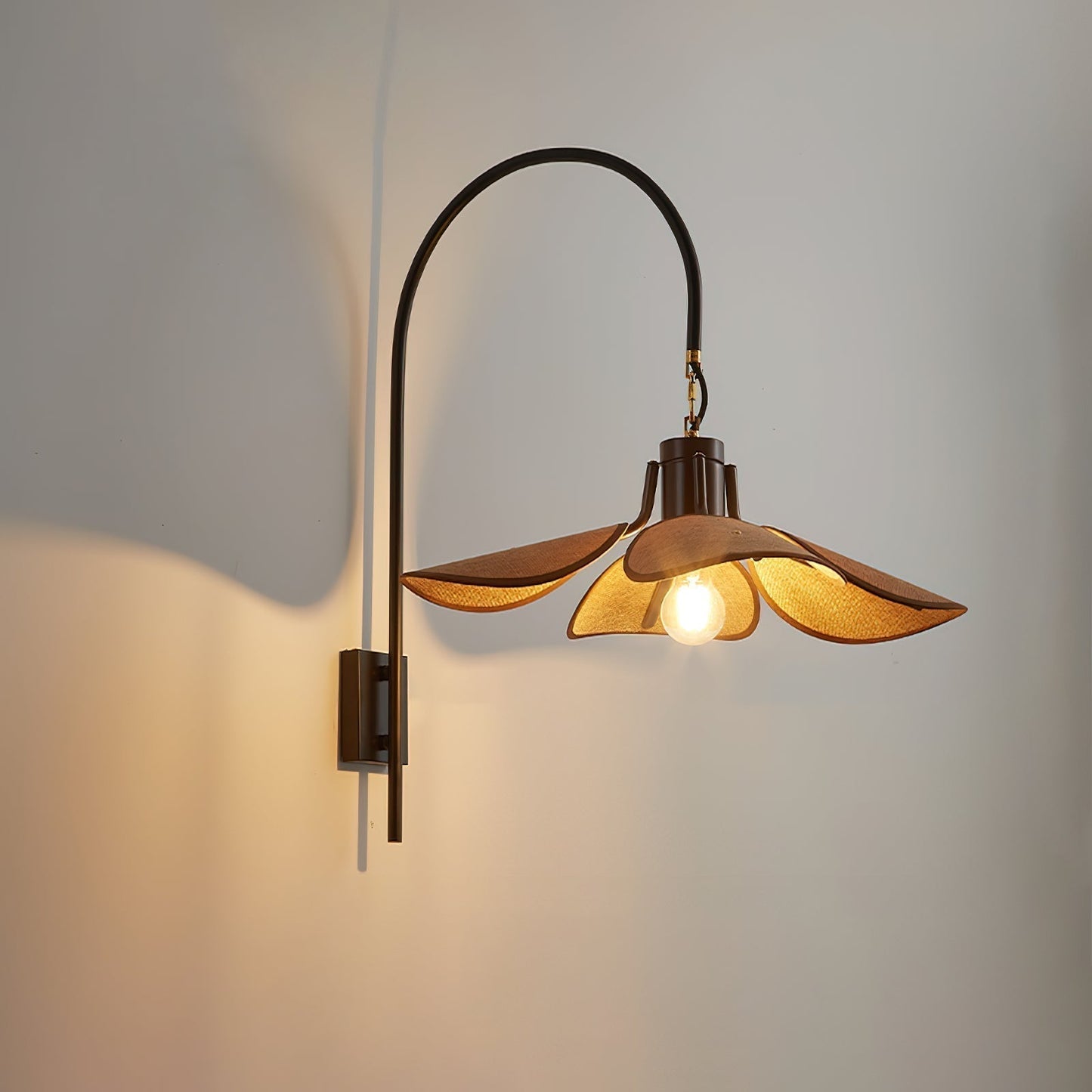 Applique Petal Bloom – Lampe Murale Élégante en Forme de Pétales