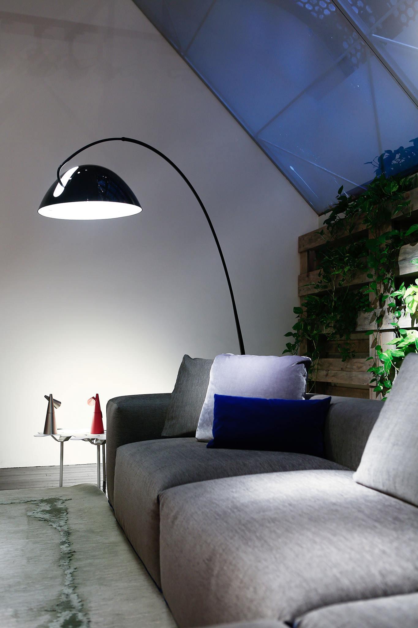 Lampadaire Verse Arc - Design Scandinave Élégant avec Bras Réglable et Éclairage LED
