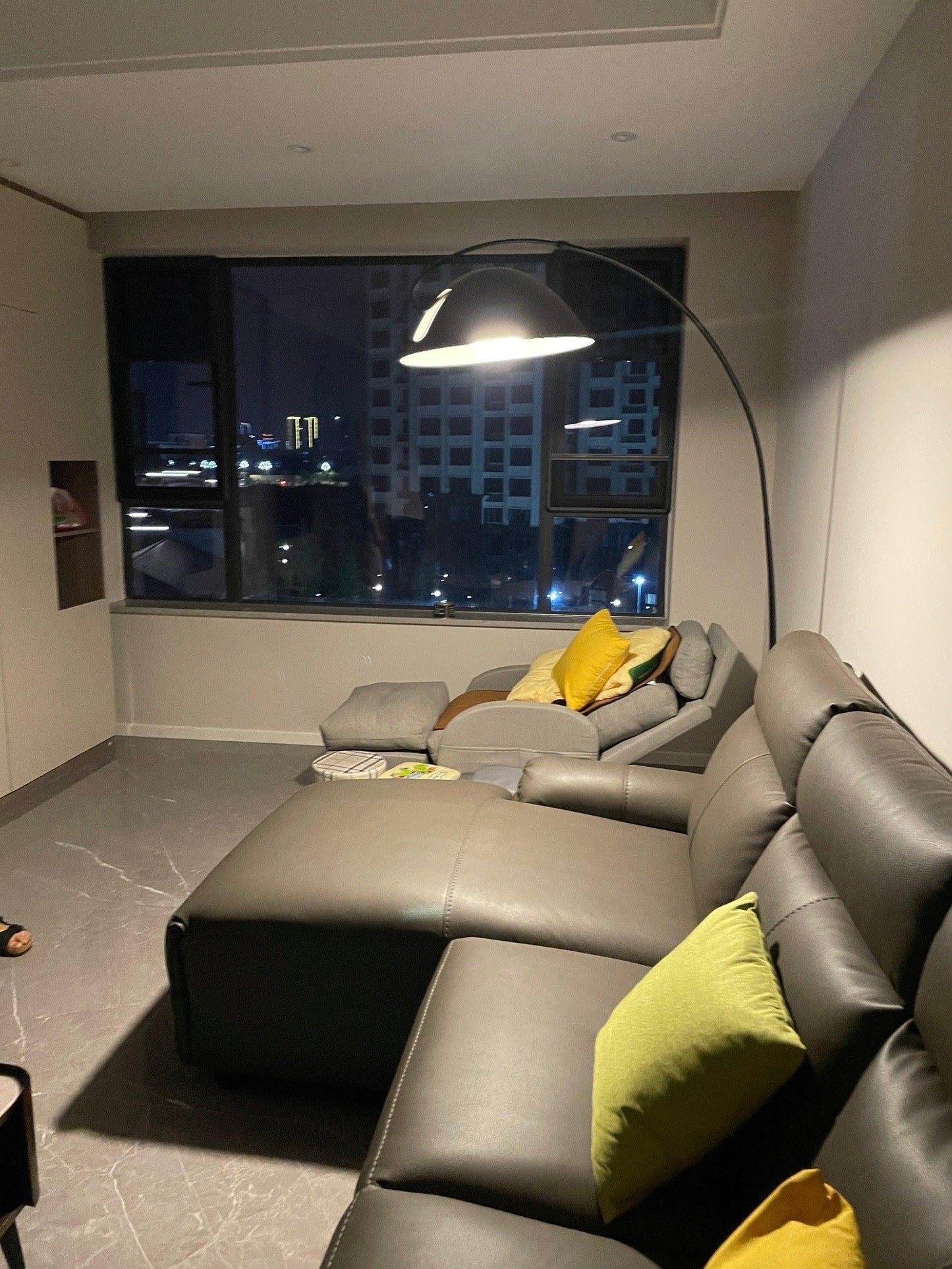 Lampadaire Verse Arc - Design Scandinave Élégant avec Bras Réglable et Éclairage LED