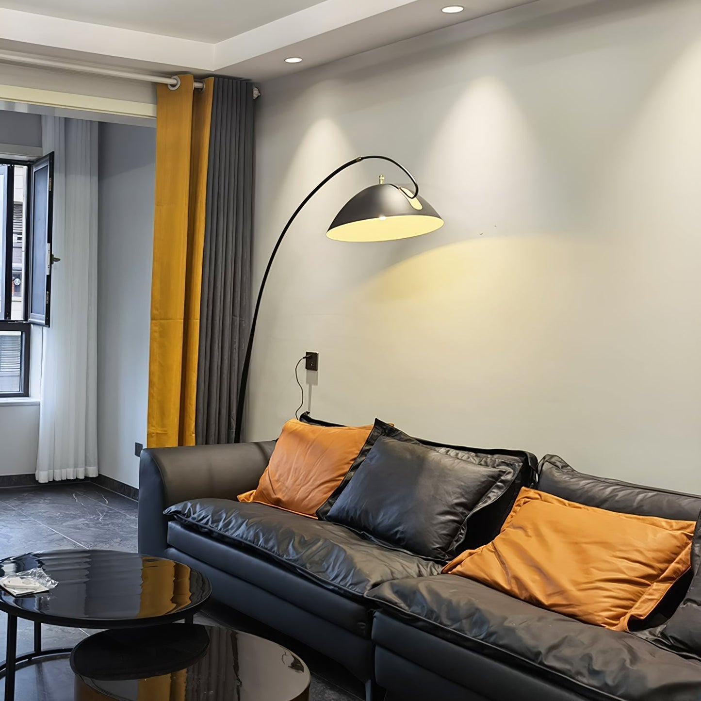 Lampadaire Verse Arc - Design Scandinave Élégant avec Bras Réglable et Éclairage LED