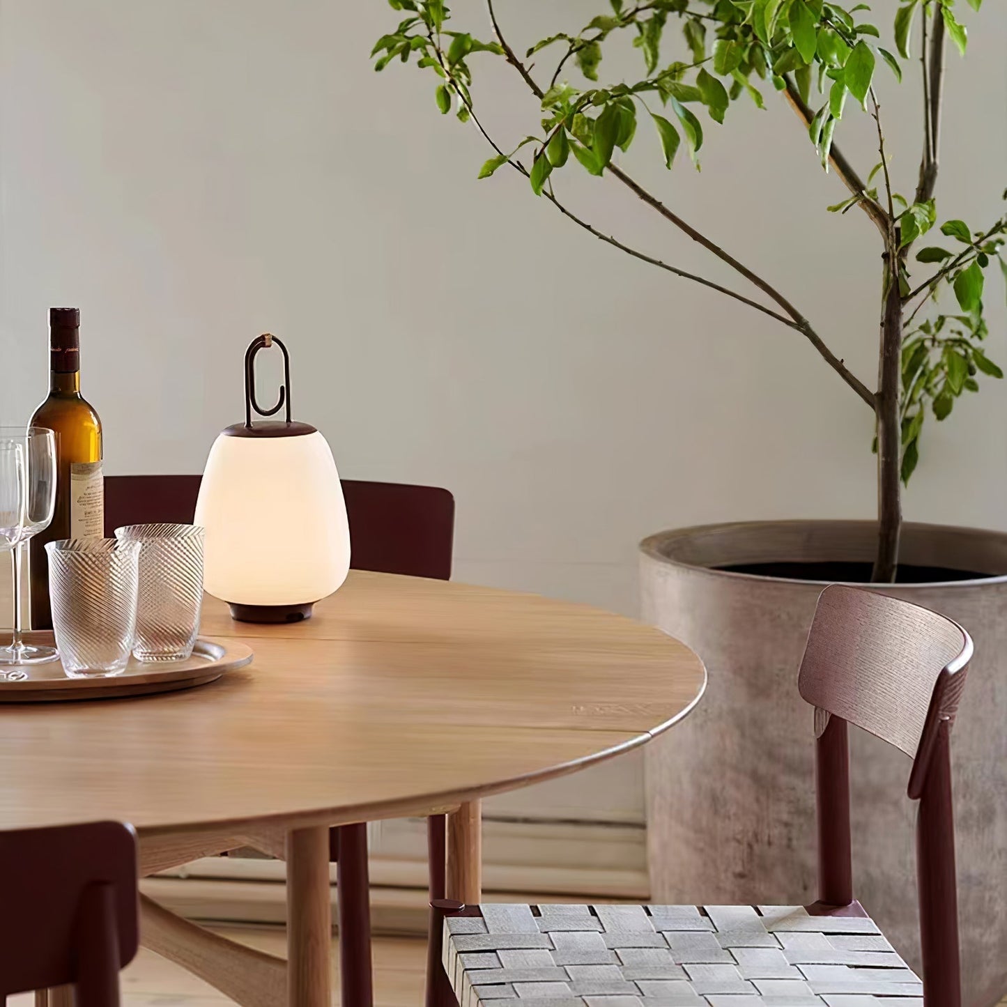 Lampe de Table Portable avec Recharge USB – Design Scandinave Élégant et Lumière Dimmable