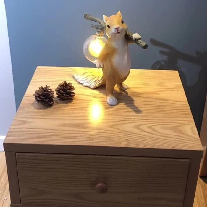 Lampe de Table Écureuil – Lampe Décorative LED avec Base en Résine et Verre