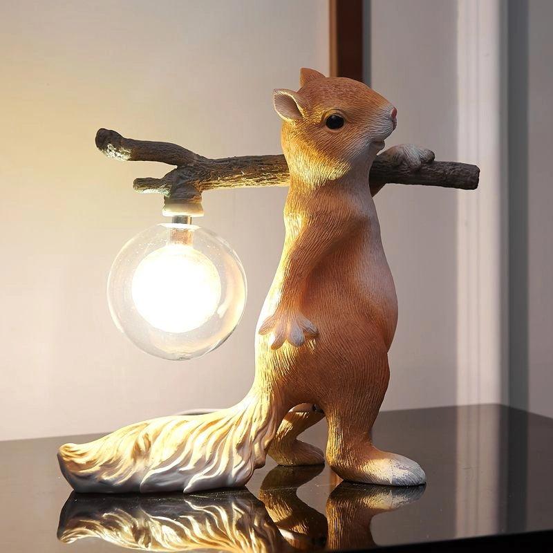 Lampe de Table Écureuil – Lampe Décorative LED avec Base en Résine et Verre