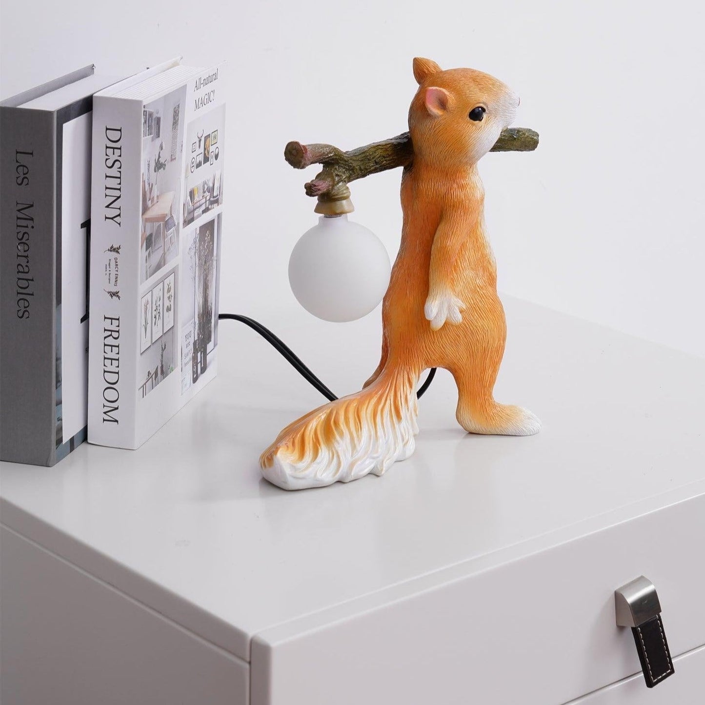 Lampe de Table Écureuil – Lampe Décorative LED avec Base en Résine et Verre