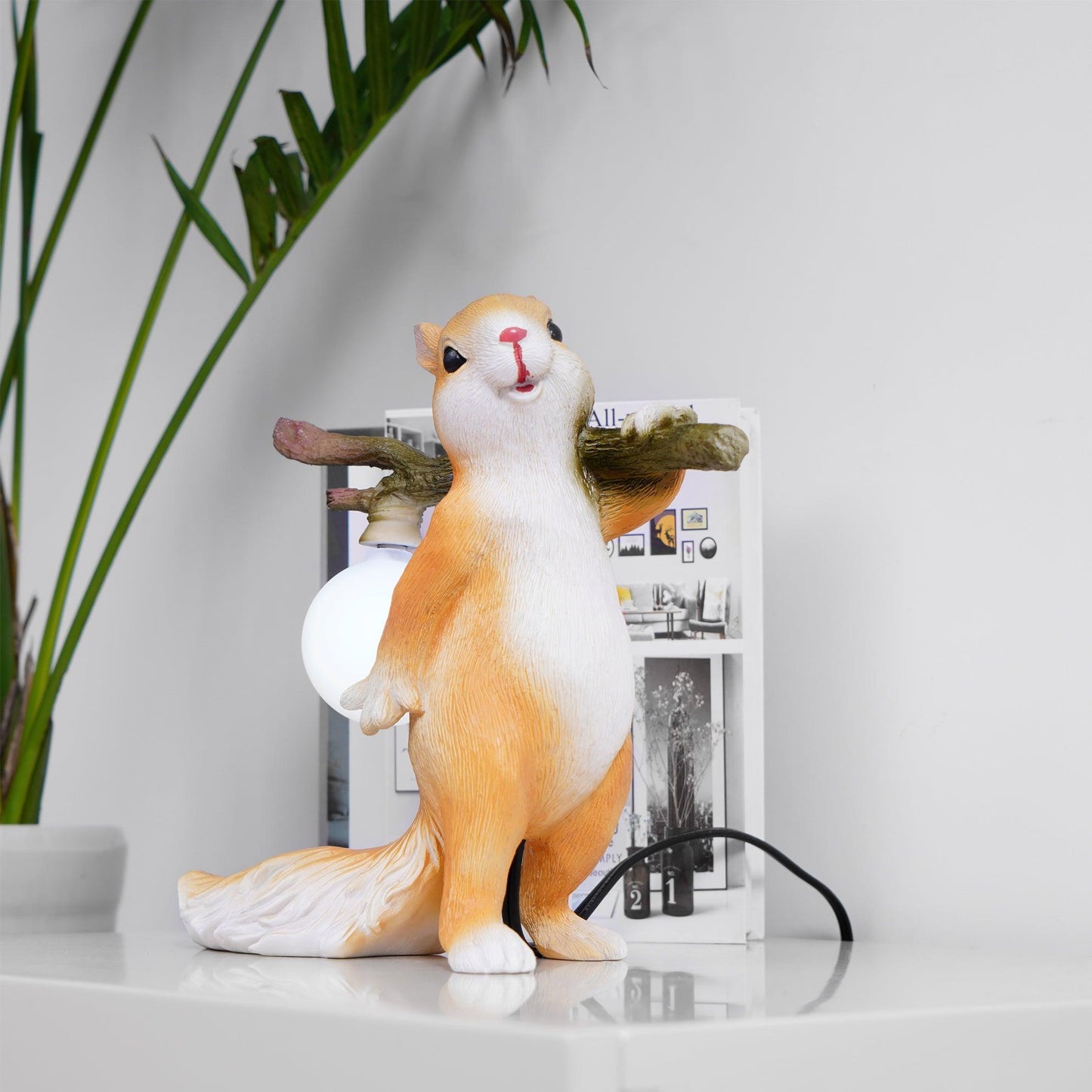 Lampe de Table Écureuil – Lampe Décorative LED avec Base en Résine et Verre