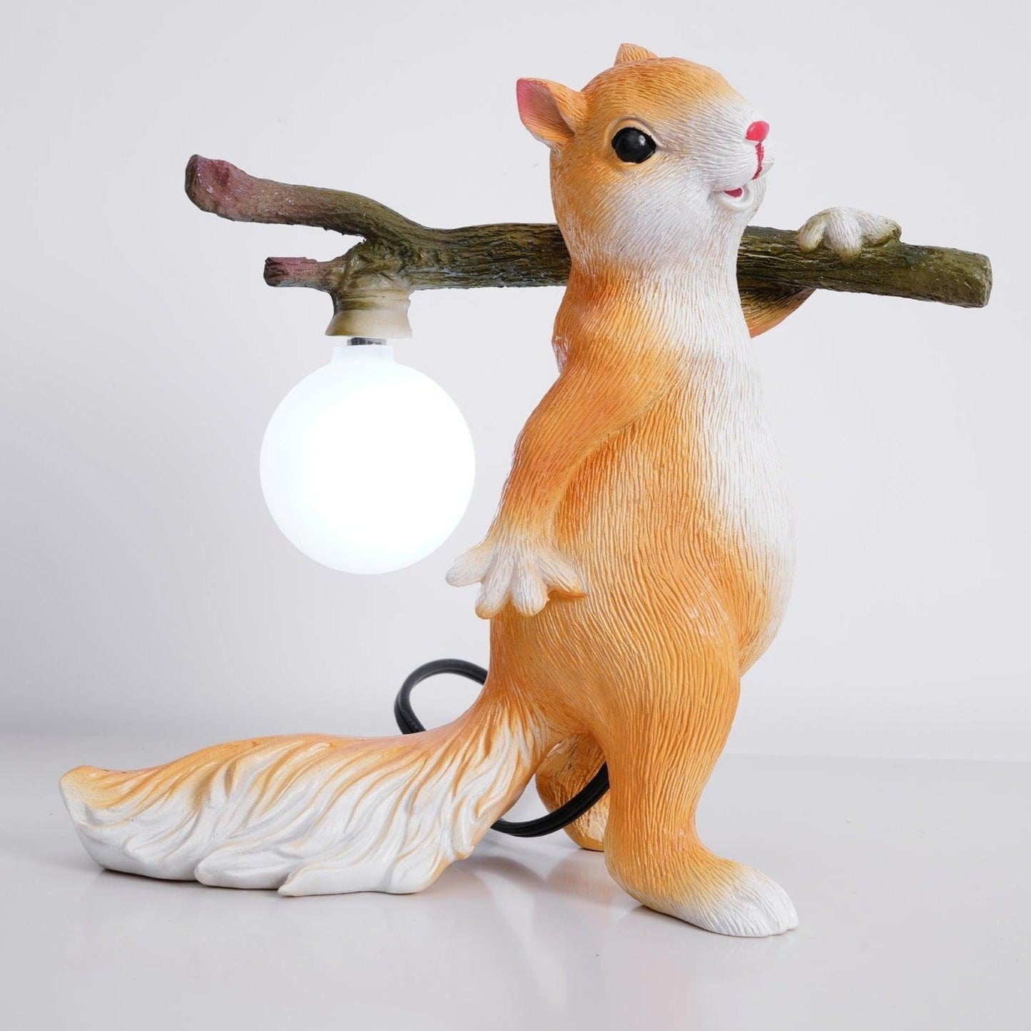 Lampe de Table Écureuil – Lampe Décorative LED avec Base en Résine et Verre
