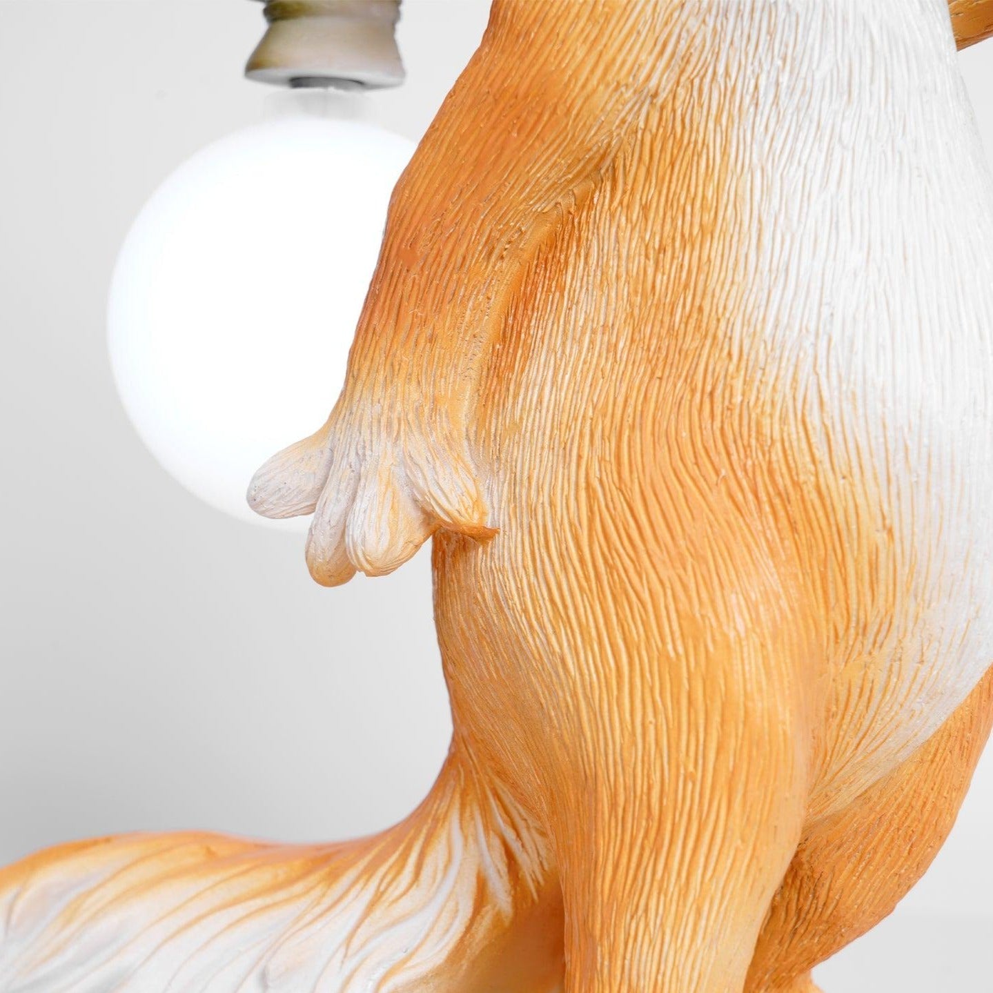 Lampe de Table Écureuil – Lampe Décorative LED avec Base en Résine et Verre