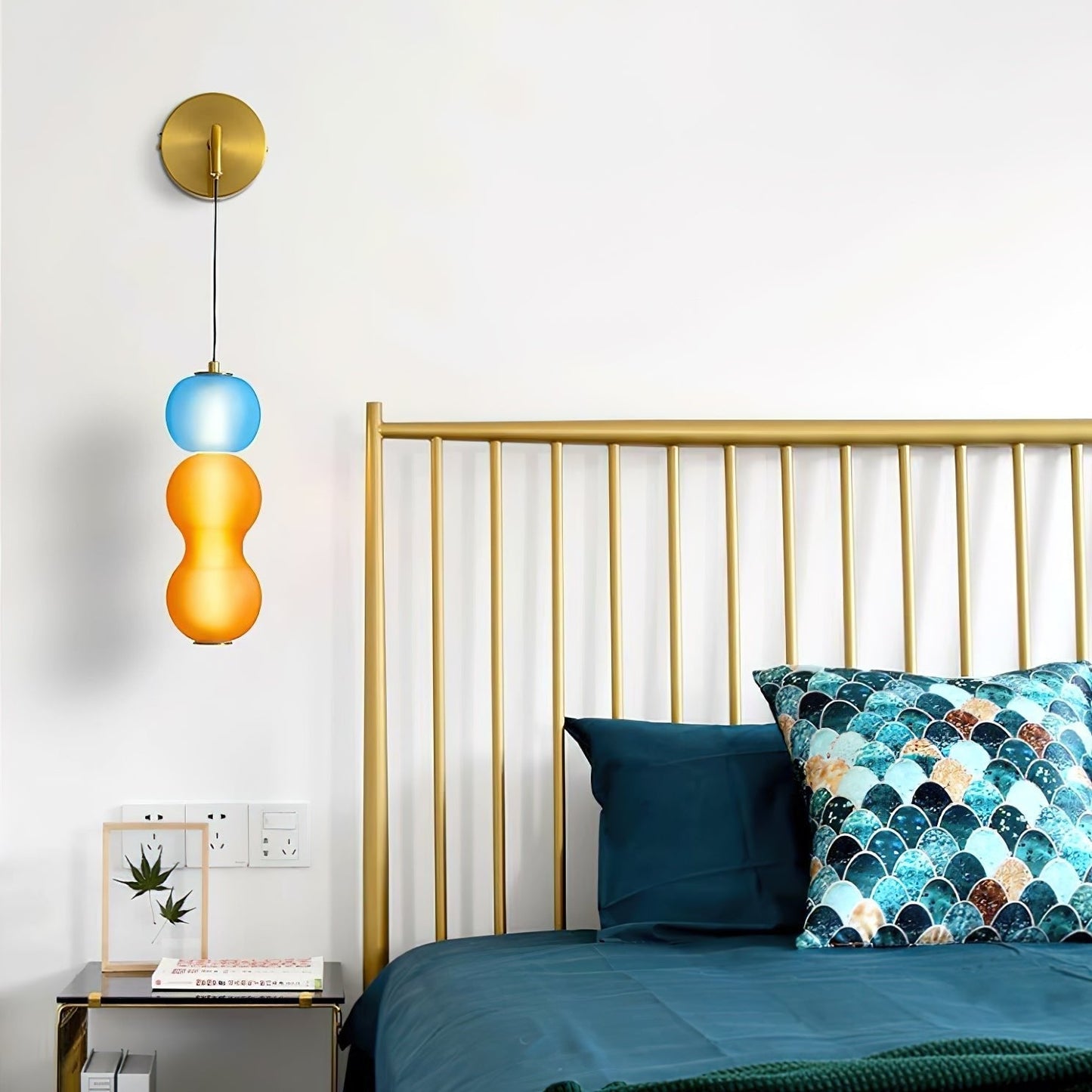Applique Murale en Or avec Orchidées Bellflower Beige – Élégance et Lumière Douce
