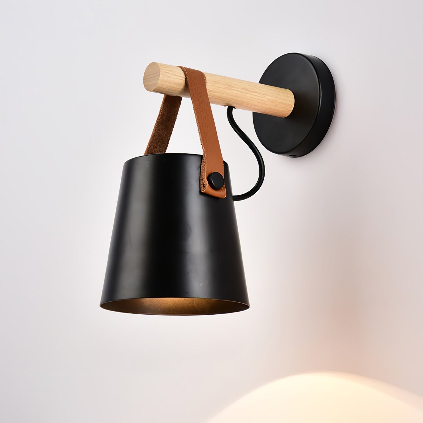 Applique Murale Scandinave en Bois et Cuir – Design Élégant avec Lumière LED Efficace