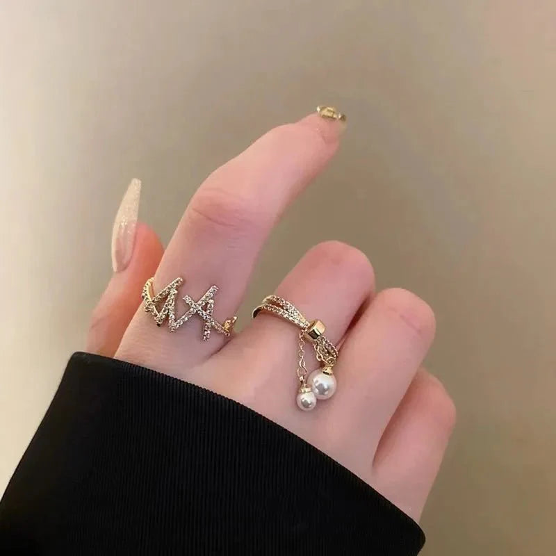 Bague pendentif anneaux croisés diamants perles