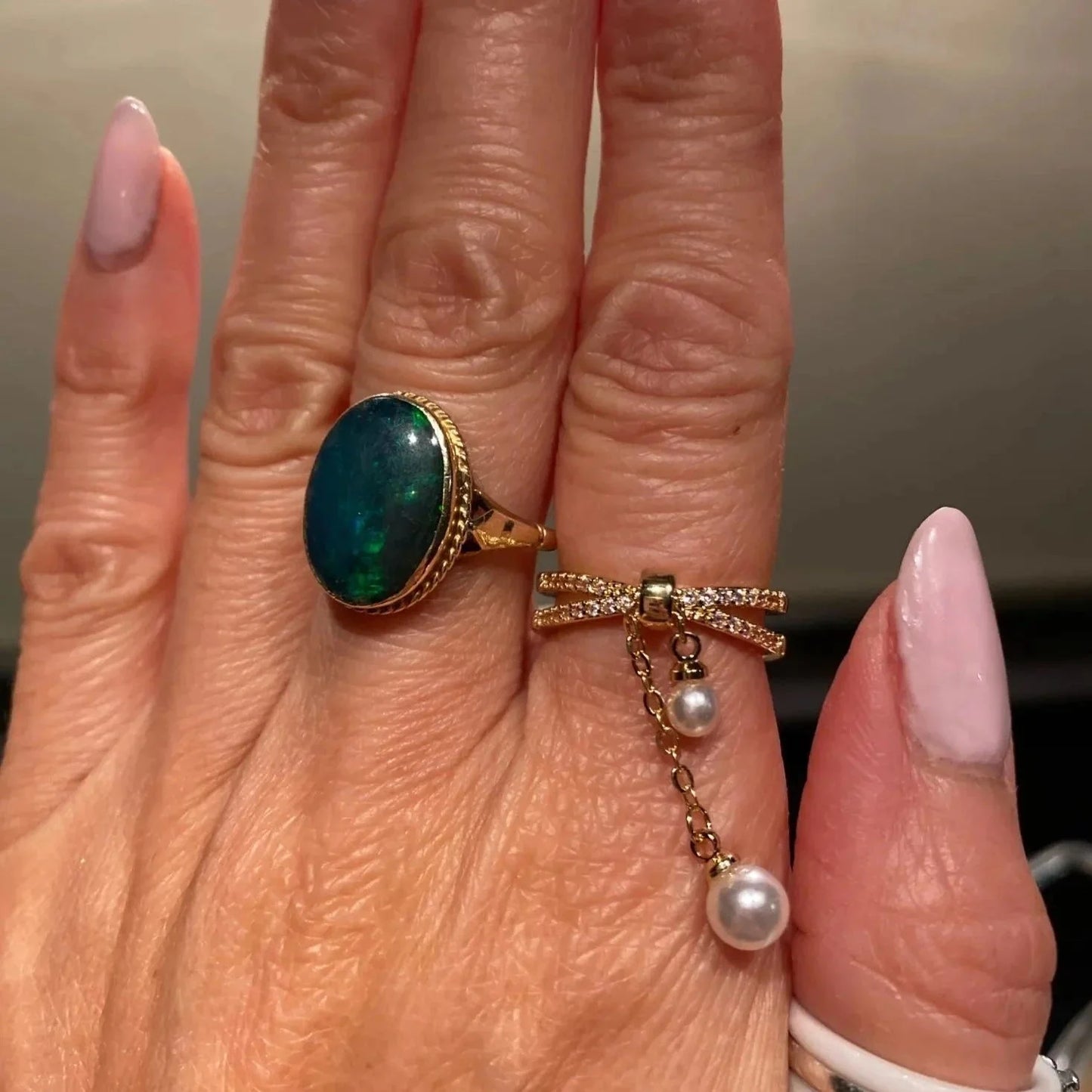 Bague pendentif anneaux croisés diamants perles