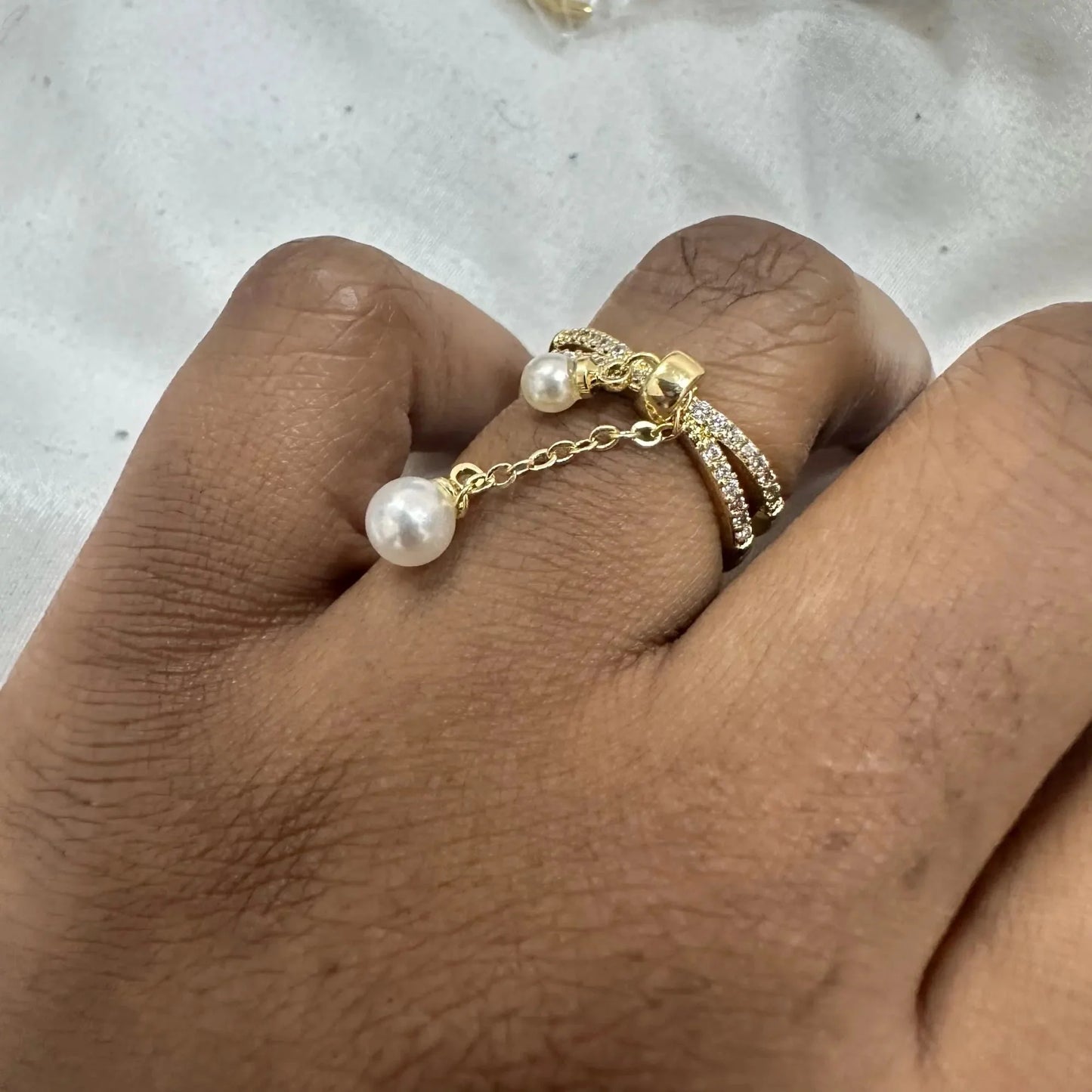 Bague pendentif anneaux croisés diamants perles