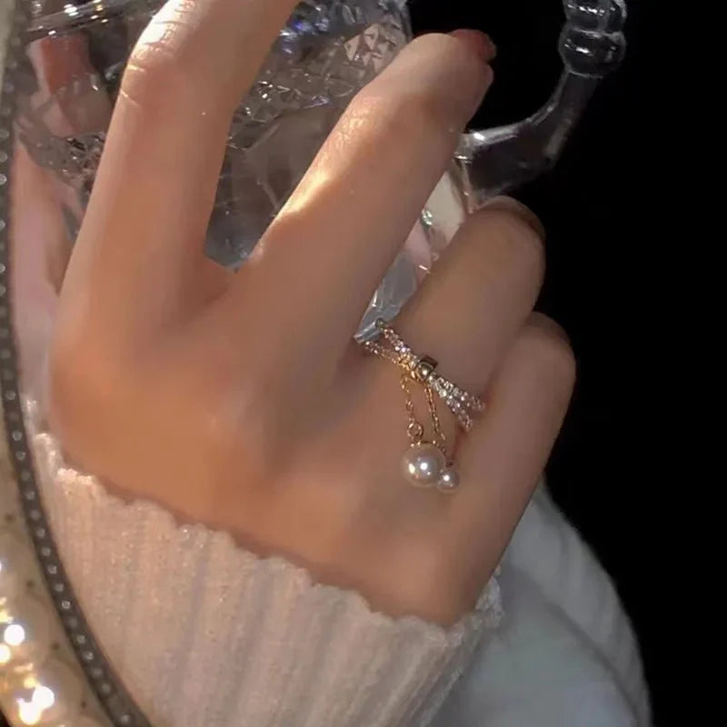 Bague pendentif anneaux croisés diamants perles