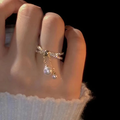 Bague pendentif anneaux croisés diamants perles
