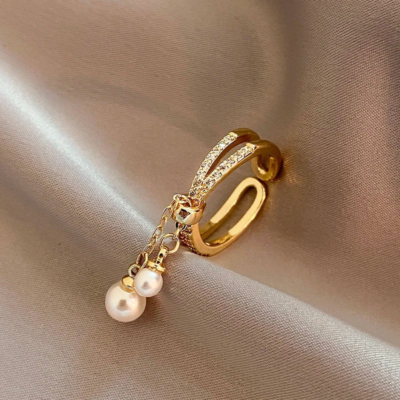 Bague pendentif anneaux croisés diamants perles