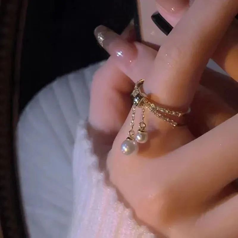 Bague pendentif anneaux croisés diamants perles