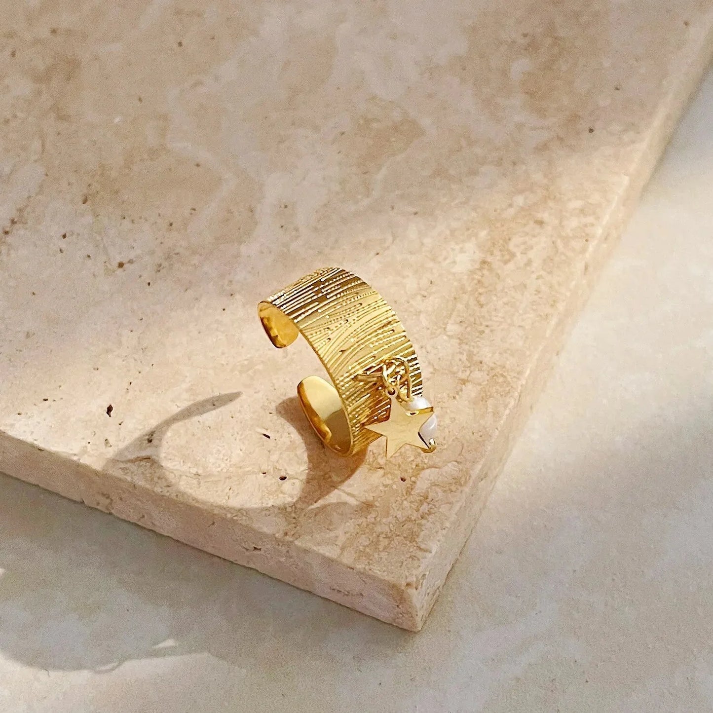 Bague pendentif large striée étoile perle plaqué or
