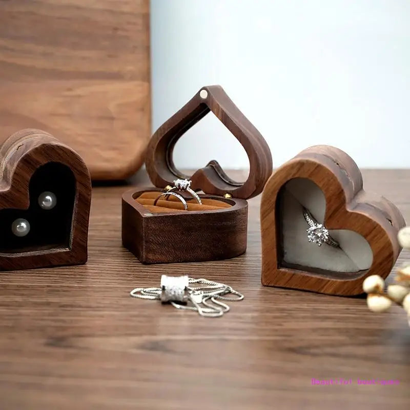 Boîte à bagues en bois en forme de cœur