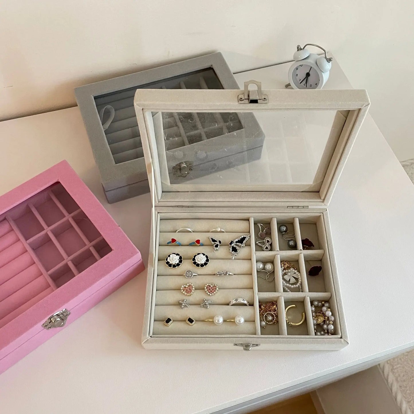 Boîte à bijoux vitrée compartimentée en velours