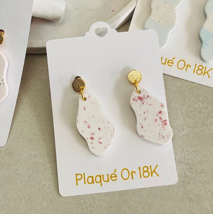 Boucle d’oreilles asymétriques en jesmonite terrazzo et plaqué or