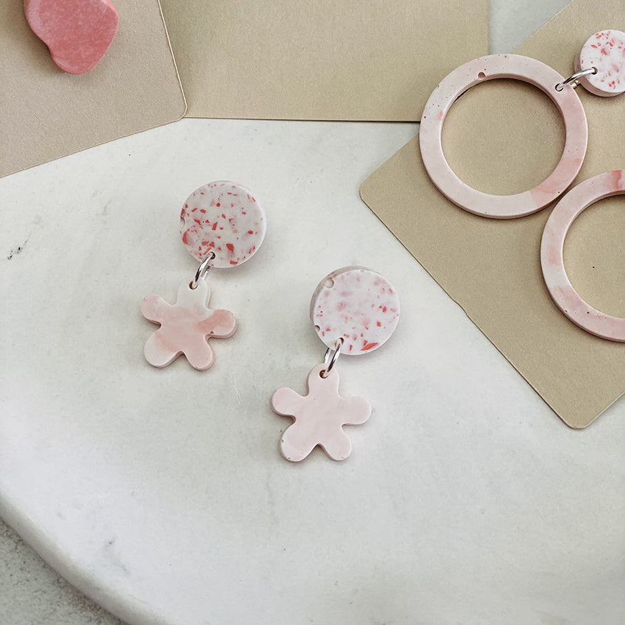 Boucle d’oreilles duo cercle et fleur en jesmonite