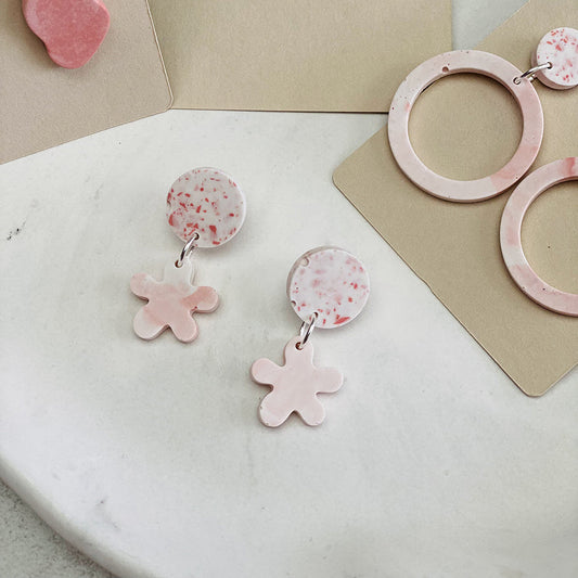 Boucle d’oreilles duo cercle et fleur en jesmonite