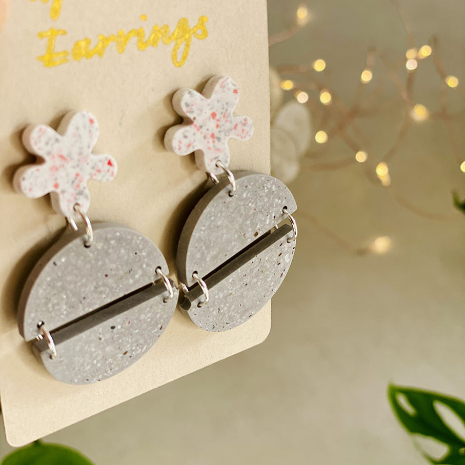 Boucle d’oreilles duo demi-lune et fleur terrazzo en jesmonite