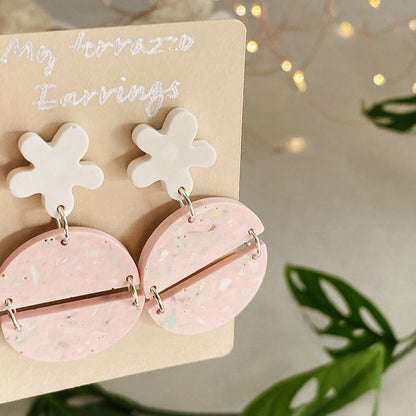 Boucle d’oreilles duo demi-lune et fleur terrazzo en jesmonite