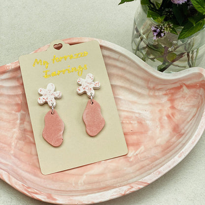 Boucle d’oreilles duo fleur et forme abstraite en jesmonite