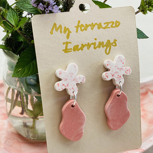 Boucle d’oreilles duo fleur et forme abstraite en jesmonite