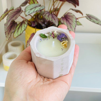 Bougie en béton – Cire de soja & fleurs séchées