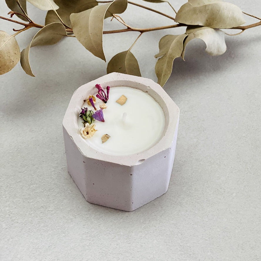 Bougie en béton – Cire de soja & fleurs séchées