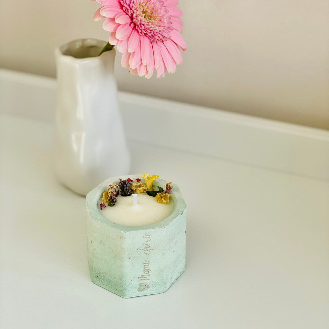 Bougie en béton – Cire de soja & fleurs séchées