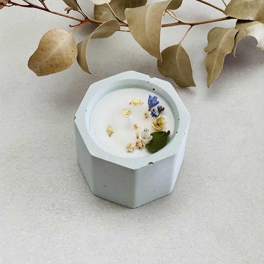 Bougie en béton – Cire de soja & fleurs séchées