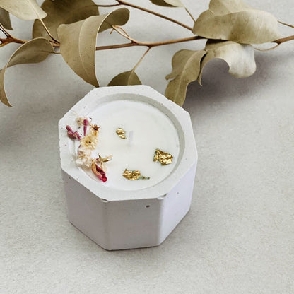 Bougie en béton – Cire de soja & fleurs séchées
