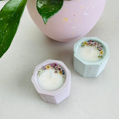Bougie en béton – Cire de soja & fleurs séchées